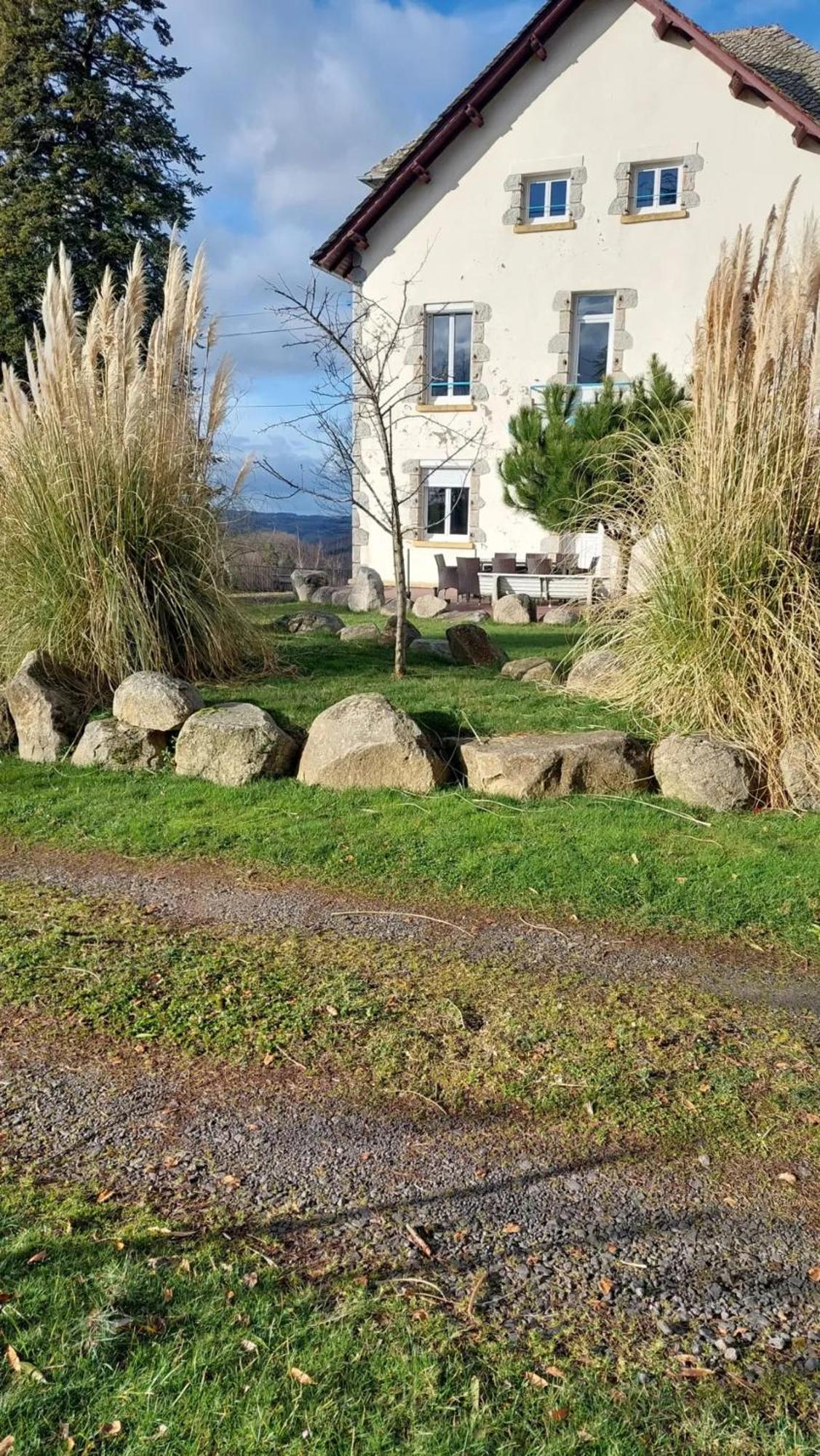 Maison Spacieuse A Montsalvy Avec Grand Jardin Et Terrasse Exterior foto